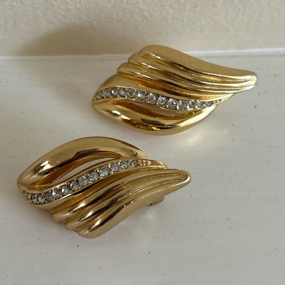 Christian Dior Vintage 80s Goldtone Modernist Large Wing Crystal Clip Earrings - Picture 4 of 9